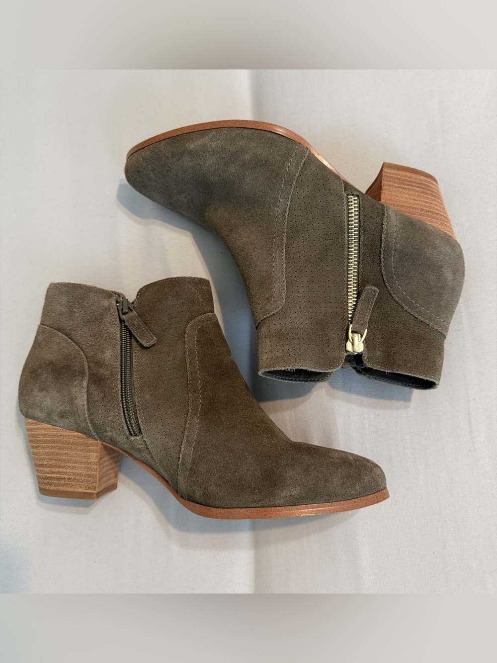 Violet & Red Leather Ankle Boots
Gray Suede Block Heel Size 7.5